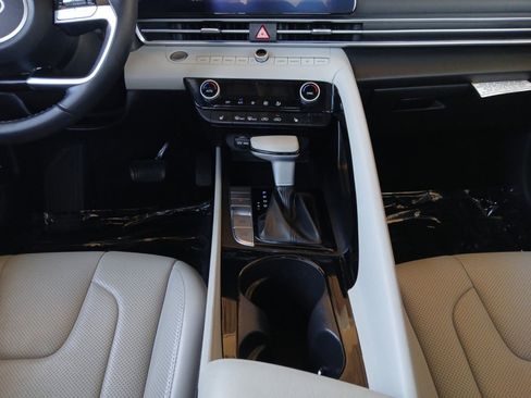 Used 2024 Hyundai Elantra Limited image 11