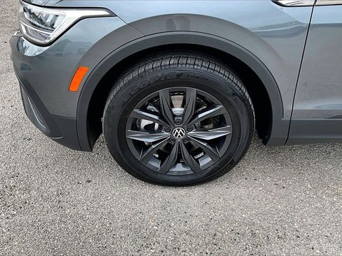 Certified 2024 Volkswagen Tiguan SE w/ Panoramic Sunroof Package image 13