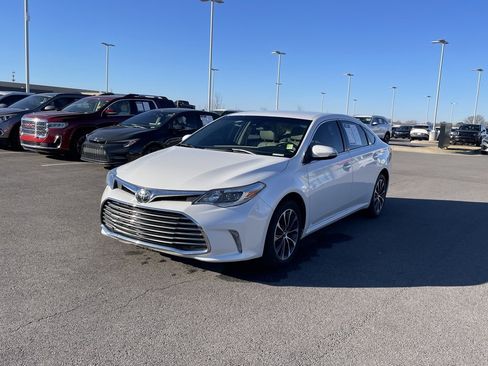 Used 2018 Toyota Avalon XLE image 3
