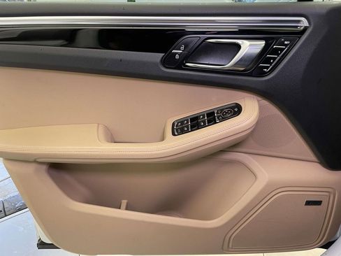 Used 2025 Porsche Macan image 36