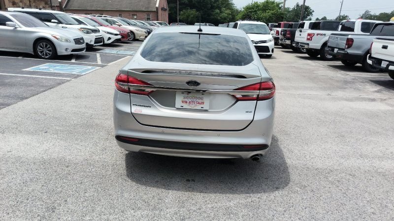 Used 2018 Ford Fusion SE w/ Equipment Group 201A FWD image 4