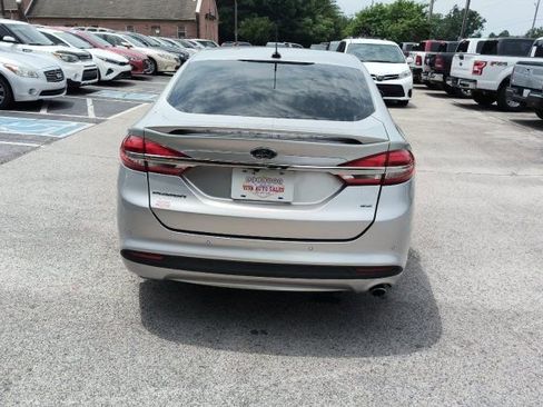 Used 2018 Ford Fusion SE w/ Equipment Group 201A FWD image 4