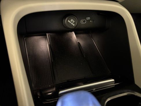 Used 2024 Volvo XC40 B5 Ultimate w/ Climate Package image 29