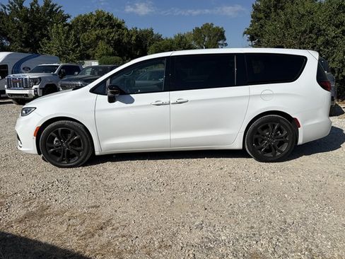 Used 2026 Chrysler Pacifica Select FWD image 3