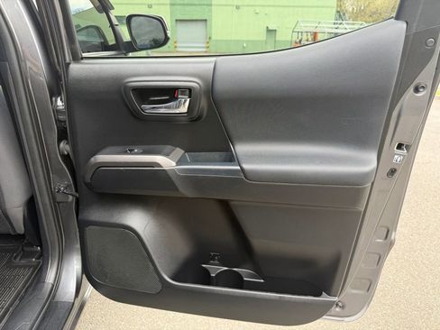Used 2018 Toyota Tacoma TRD Sport image 23