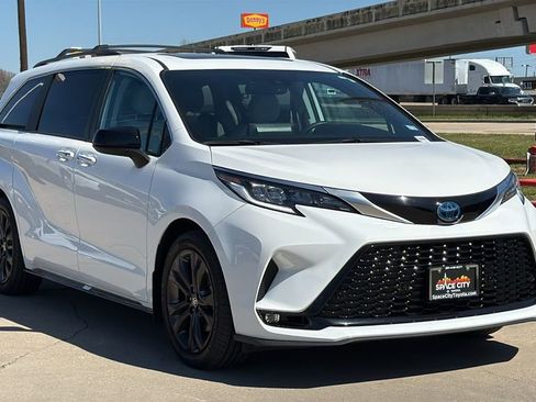 Used 2024 Toyota Sienna XSE w/ XSE Plus Package image 7