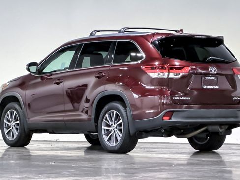 Used 2019 Toyota Highlander XLE w/ Carpet Mat Package (TMS) AWD/4WD image 3