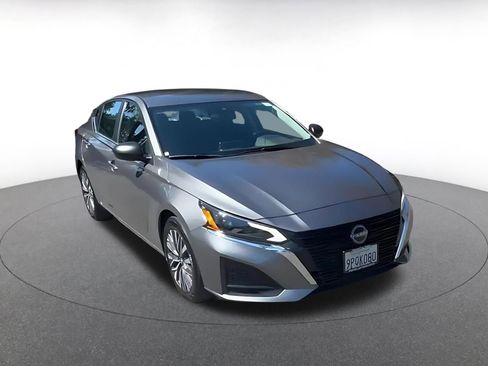 Used 2025 Nissan Altima 2.5 SV FWD image 3