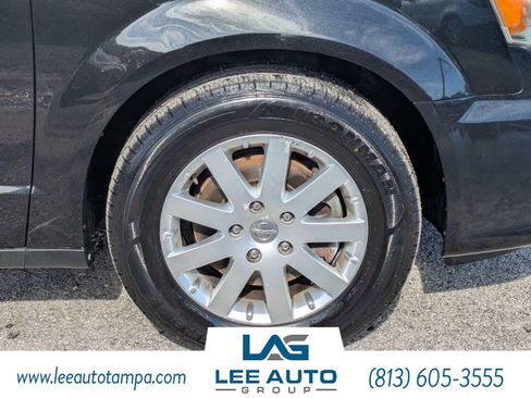 Used 2014 Chrysler Town & Country Touring FWD image 10
