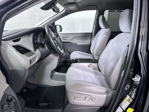 Used 2020 Toyota Sienna LE image 18