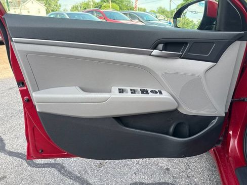 Used 2019 Hyundai Elantra SE FWD image 9