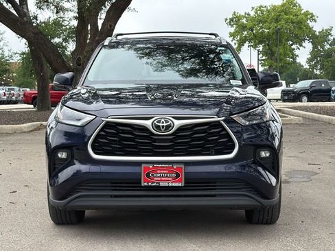 Used 2023 Toyota Highlander XLE FWD image 2