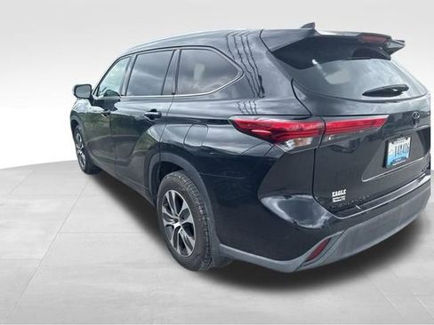 Used 2021 Toyota Highlander XLE AWD/4WD image 7