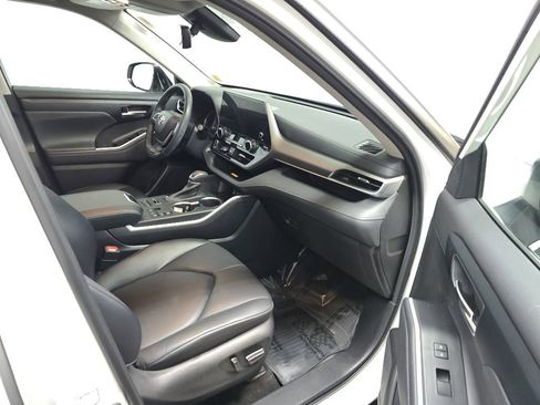 Used 2023 Toyota Highlander XLE AWD/4WD image 16