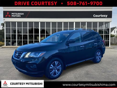 Used 2018 Nissan Pathfinder SV image 1