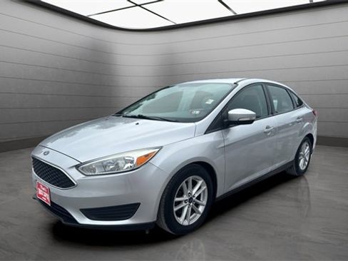 Used 2016 Ford Focus SE w/ SE Cold Weather Package image 5