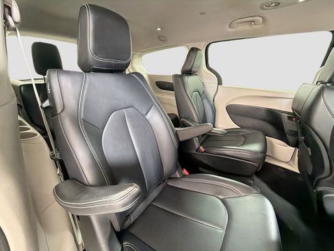 Used 2024 Chrysler Pacifica Limited FWD image 30