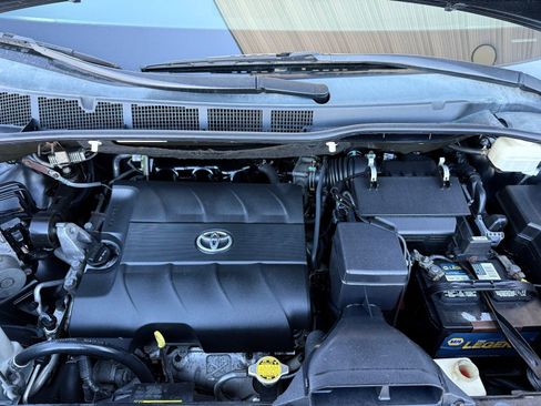 Used 2013 Toyota Sienna XLE w/ Premium Pkg image 57
