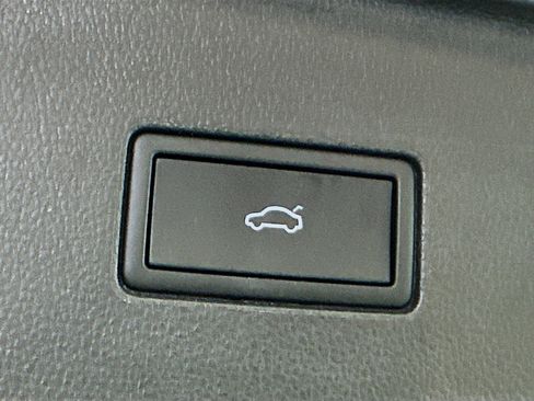 Used 2025 Volkswagen Atlas SE image 30