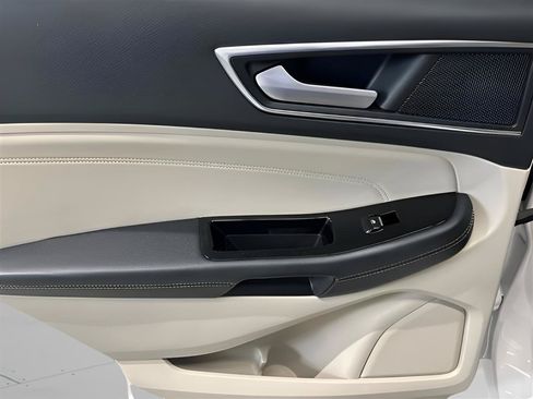 Used 2018 Ford Edge Titanium w/ Technology Package FWD image 12
