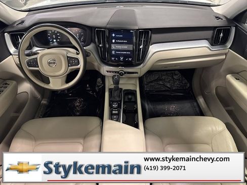 Used 2018 Volvo XC60 T6 Momentum w/ Convenience Package image 4