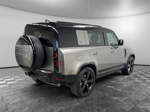 Used 2023 Land Rover Defender 110 X-Dynamic SE image 5