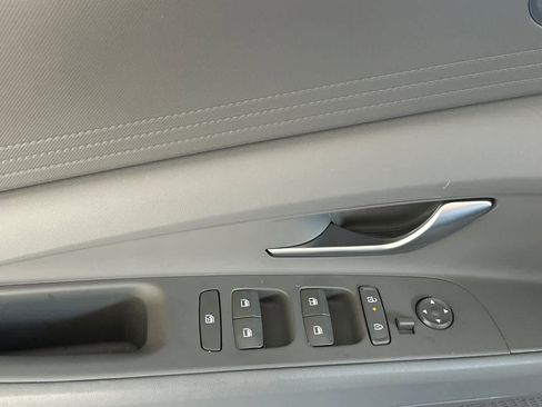 Used 2025 Hyundai Elantra SE image 13