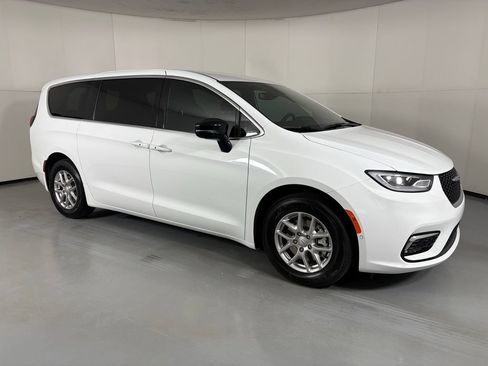 New 2026 Chrysler Pacifica Select FWD image 9