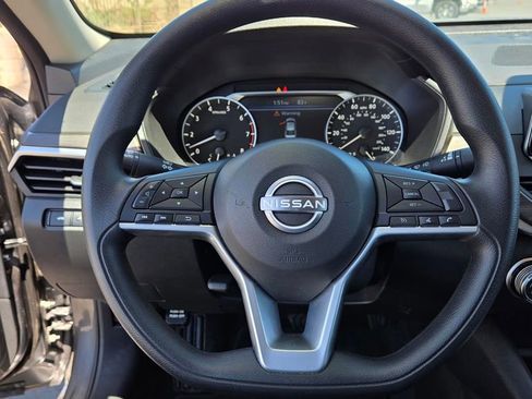 Used 2025 Nissan Altima 2.5 SV FWD image 25