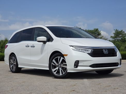Used 2024 Honda Odyssey Touring image 2