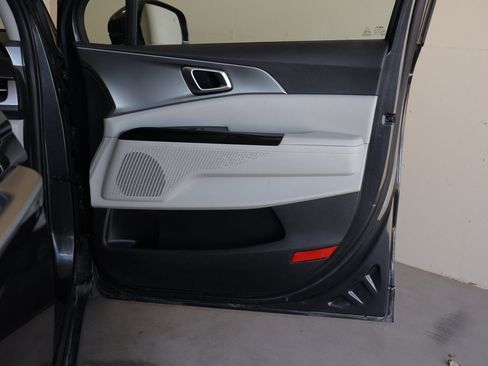 Used 2022 Kia Carnival LX FWD image 42