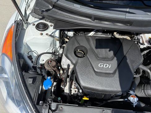 Used 2016 Hyundai Veloster image 11