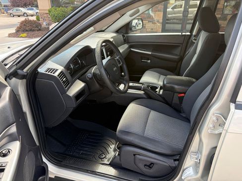 Used 2010 Jeep Grand Cherokee Laredo AWD/4WD image 4