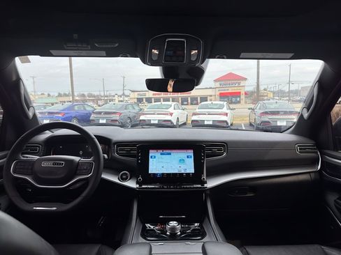 Used 2023 Jeep Wagoneer L Series II w/ Convenience Group I image 10