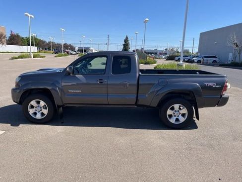 Used 2011 Toyota Tacoma 4x4 Access Cab V6 w/ TRD Sport Pkg image 8