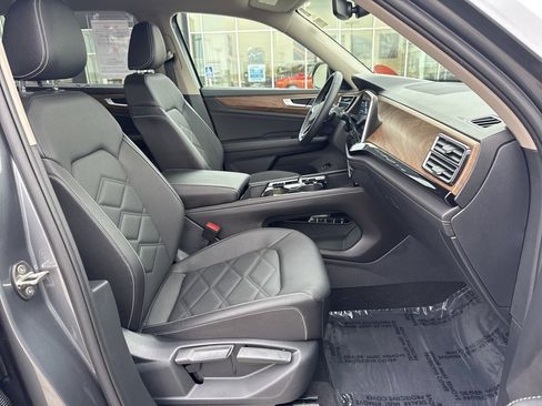 Used 2025 Volkswagen Atlas SE image 28