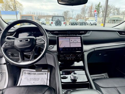 Used 2023 Jeep Grand Cherokee Limited w/ Black Appearance Package AWD/4WD image 12