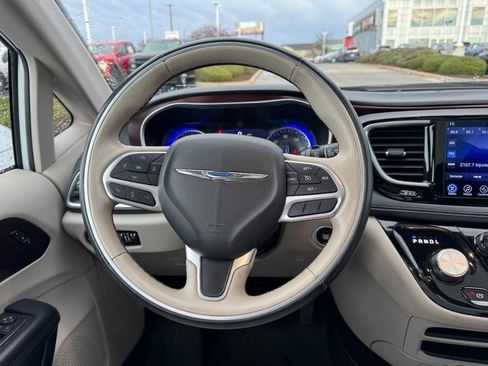 Used 2017 Chrysler Pacifica Limited image 15