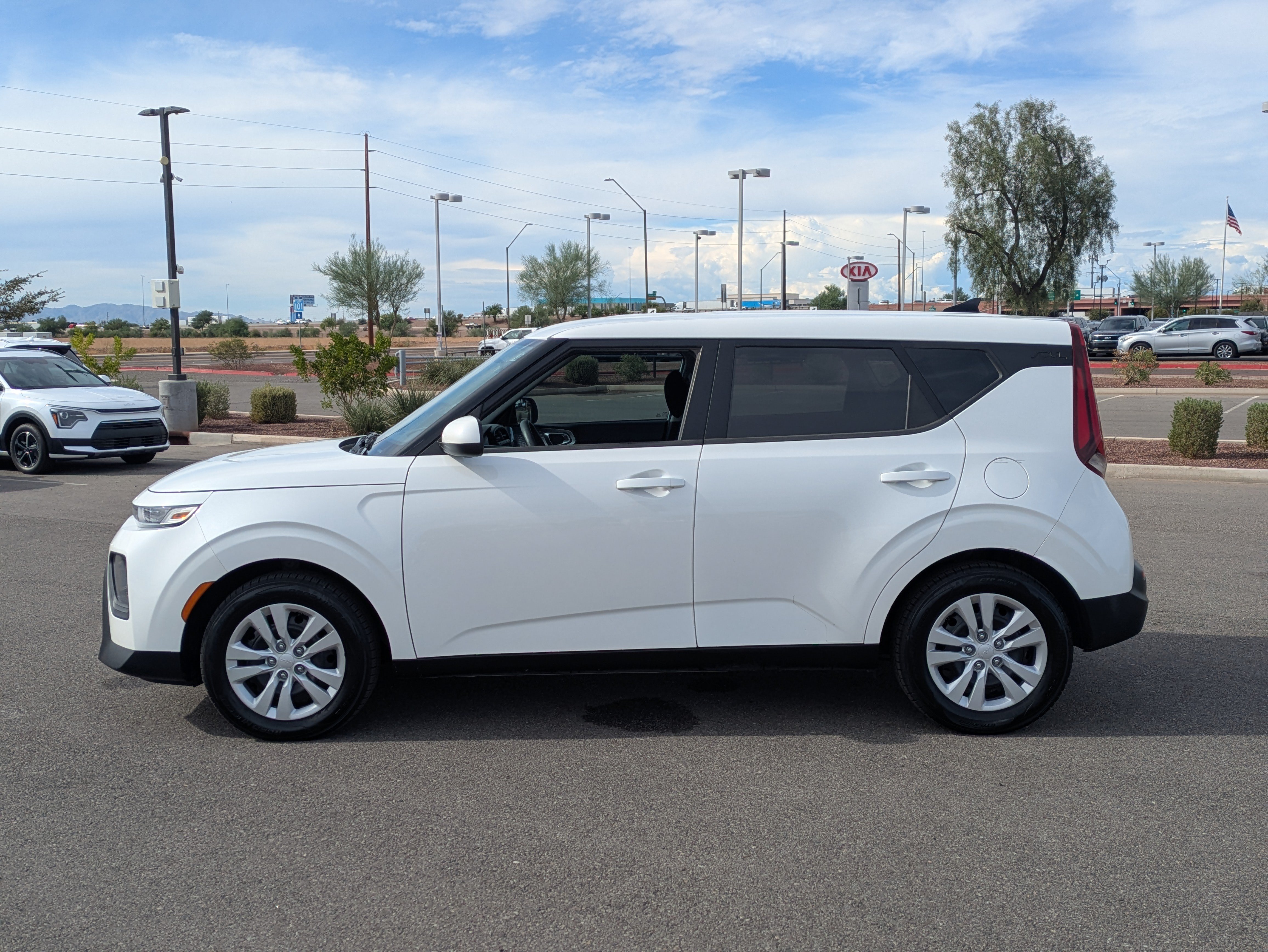 Used 2022 Kia Soul LX FWD image 2