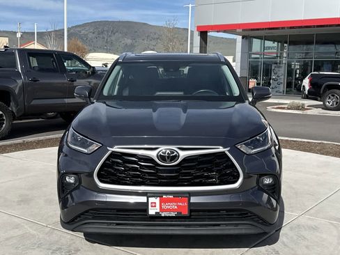 Used 2021 Toyota Highlander XLE image 3