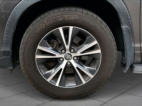 Used 2017 Toyota Highlander LE image 10