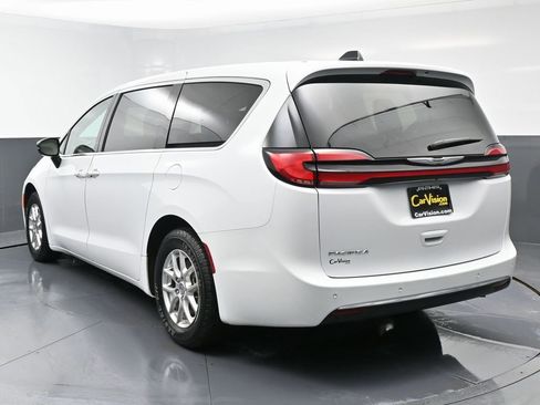 Used 2024 Chrysler Pacifica Touring-L image 7