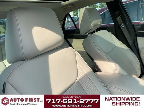 Used 2018 Chrysler 300 Limited RWD image 16