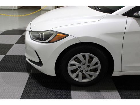 Used 2017 Hyundai Elantra SE image 9