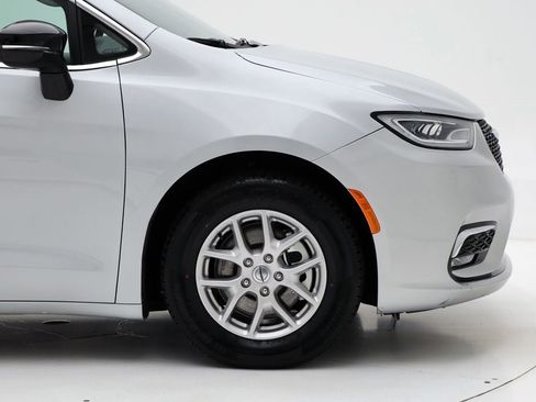 Used 2024 Chrysler Pacifica Touring-L image 3