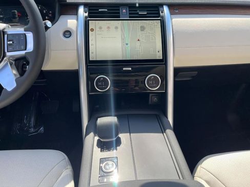Used 2025 Land Rover Discovery S image 16