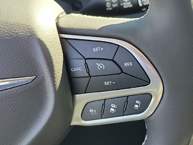 Used 2024 Chrysler Pacifica Limited w/ Uconnect Theater Family Group FWD image 20