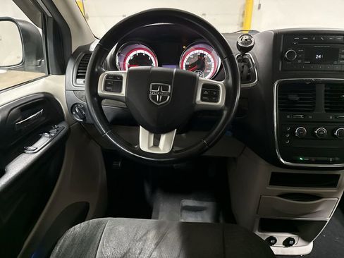 Used 2015 Dodge Grand Caravan American Value Package w/ UConnect Hands-Free Group FWD image 11