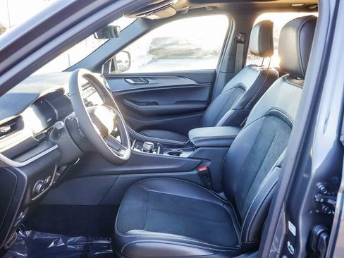 New 2025 Jeep Grand Cherokee Altitude image 19