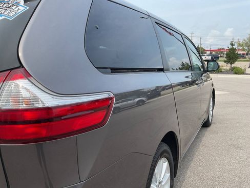 Used 2017 Toyota Sienna XLE w/ XLE Navigation Package AWD/4WD image 8